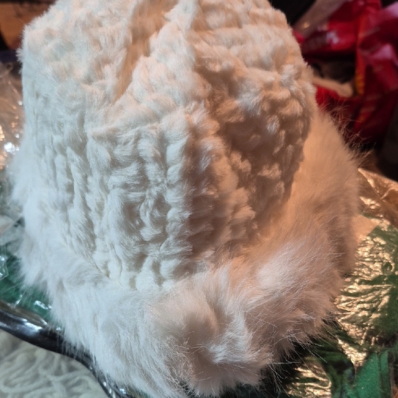 Elegant Green Scarf and White Hat Set - Picture 5 of 7